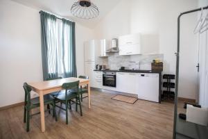 kuchnia i jadalnia ze stołem i krzesłami w obiekcie Montgolfiere Apartment by Connexion w Cannes