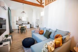 salon z niebieską kanapą i kuchnią w obiekcie Montgolfiere Apartment by Connexion w Cannes