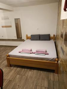 Uma cama ou camas num quarto em ROOMS- Denis