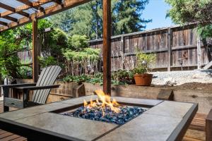 Vườn quanh Guerneville Escape Redwoods Deck BBQ Fire table