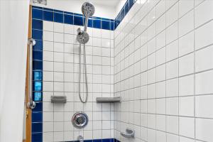 Phòng tắm tại Guerneville Escape Redwoods Deck BBQ Fire table +27 ảnh