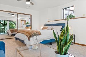 Giường trong phòng chung tại Guerneville Escape Redwoods Deck BBQ Fire table