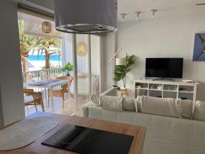 Una televisión o centro de entretenimiento en ALTEA BEACHGATE - Acceso Privado a la PLAYA