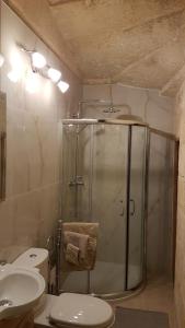 La salle de bains est pourvue d'une douche, de toilettes et d'un lavabo. dans l'établissement Dar il-Hena, à Żurrieq