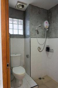 ein Bad mit einem WC und einer Dusche in der Unterkunft Isla Tortuga Diving & Hostel in Ko Tao