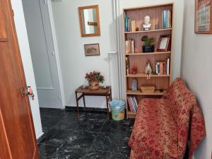 Knihovna v apartmánu + 3 fotografie