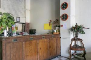 バンジャルマシンにあるUrbanview Hotel Kanca Banjarmasin by RedDoorzのキッチン(カウンター、壁掛け時計付)