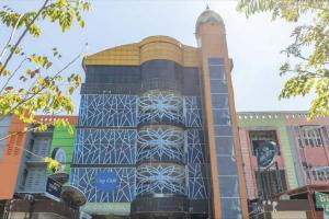 バンジャルマシンにあるUrbanview Hotel Kanca Banjarmasin by RedDoorzの青白の建物