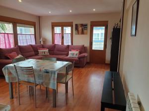 uma sala de estar com um sofá e uma mesa em Apartamento la concha Suances em Suances