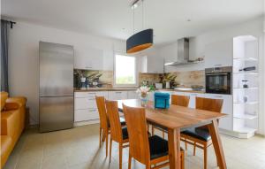 una cucina con tavolo e sedie in legno di Amazing Home In Vodnjan With Wifi a Vodnjan (Dignano)