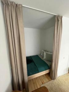 - un lit dans une chambre avec un miroir dans l'établissement Atostogos, à Anykščiai