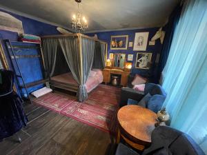 Area tempat duduk di Decadent Art Club