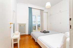 A bed or beds in a room at Houseloft Metropolis Panorama