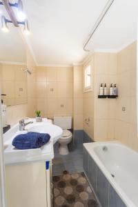 A bathroom at Houseloft Metropolis Panorama