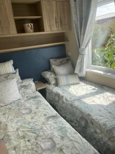Llit o llits en una habitació de Fern Lodge with Hot Tub
