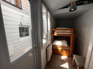 Posteľ alebo postele v izbe v ubytovaní Maison Centre-Ville aux Sables-d’Olonne, Proche Gare et Plage, Idéale pour 4 Personnes - FR-1-197-543