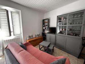 Televízia a/alebo spoločenská miestnosť v ubytovaní Maison Centre-Ville aux Sables-d’Olonne, Proche Gare et Plage, Idéale pour 4 Personnes - FR-1-197-543