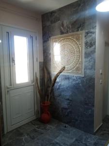 un corridoio con una porta e una pianta in un vaso di Villa Hellas ad Afiartis