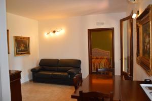 een woonkamer met een bank en een tafel bij Borgo dei Normanni in San Vito dei Normanni