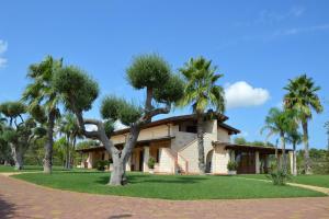 een huis met palmbomen ervoor bij Borgo dei Normanni in San Vito dei Normanni