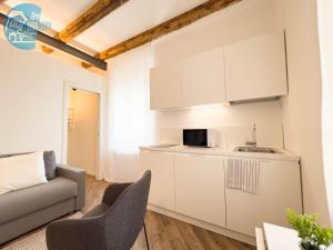 奧皮奇納村的住宿－Basovizza 3 Alessandro Tirabora Short Rent，带沙发的客厅和厨房