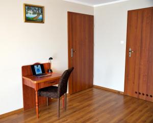 a room with a desk with a laptop on it at U Sarnowskich in Zaręby Kościelne