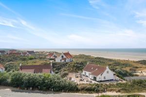 - une vue aérienne sur une maison et la plage dans l'établissement Subliem relax app 6p met buitenzwembad & tuin, à La Panne