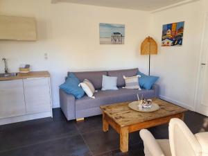 salon z kanapą i stolikiem kawowym w obiekcie CANNES - PETIT JUAS, CHARMANTE VILLA AU CALME, TOUT CONFORT w Cannes
