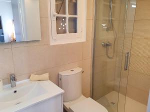 łazienka z toaletą, prysznicem i umywalką w obiekcie CANNES - PETIT JUAS, CHARMANTE VILLA AU CALME, TOUT CONFORT w Cannes