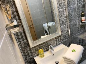 Koupelna v ubytování A chic lakeside dig - Alexandra Apartment Fonyod