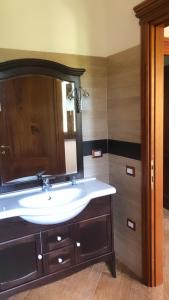 uma casa de banho com um lavatório branco e um espelho. em Lugh'e Luna Village em Narbolia