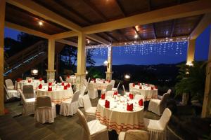 A restaurant or other place to eat at Citra Cikopo Hotel & Family Cottages