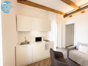A kitchen or kitchenette at Basovizza 3 Chanel Tirabora Short Rent Még 9 kép
