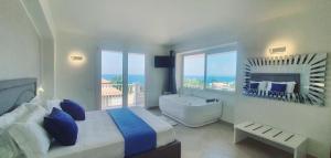 1 dormitorio con cama, bañera y ventana en Imperial Rooms Tropea, en Tropea