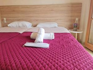 1 dormitorio con 1 cama con 2 toallas en Agnes Rooms, en Pelekas