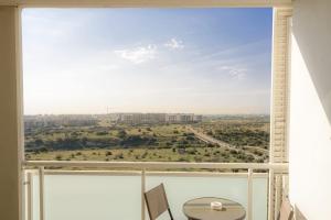バーリにあるb&b airport bari-palese luxury 1のテーブル付きのアパートメントのバルコニーから景色を望めます。