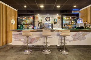Lounge nebo bar v ubytování B&B HOTEL Cergy Port 4 étoiles