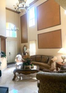 - un salon avec un canapé et une table dans l'établissement Relaxation Zone, à West Palm Beach