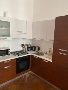 una cucina con armadi bianchi e piano cottura di Impeccable 3-Bed Apartment close to the River a Praga
