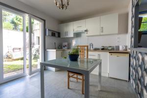 kuchnia ze stołem z doniczką w obiekcie Appartement Lamartine proche Royan w mieście Saint-Georges-de-Didonne