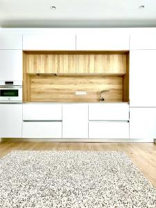 uma cozinha com armários brancos e um tapete em BEST LOFT NEAR REAL MADRID STADIUM em Madri
