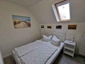 Giường trong phòng chung tại Ferienhaus Buttforde