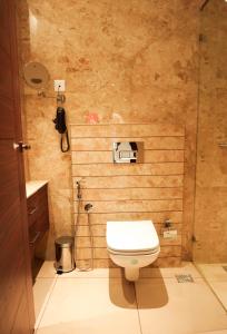 La salle de bains est pourvue de toilettes et d'un téléphone mural. dans l'établissement Valluvanad Residency, à Perintalmanna