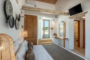 Televízia a/alebo spoločenská miestnosť v ubytovaní Villa Froudi near Falaserna ''construction 2022''