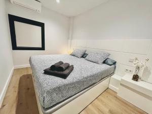 Tempat tidur dalam kamar di BEST LOFT NEAR REAL MADRID STADIUM