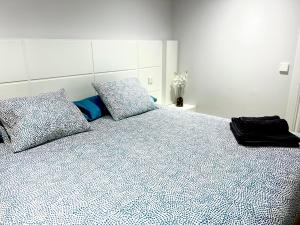 Postel nebo postele na pokoji v ubytování BEST LOFT NEAR REAL MADRID STADIUM