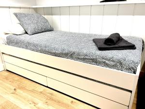 Postel nebo postele na pokoji v ubytování BEST LOFT NEAR REAL MADRID STADIUM