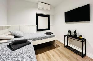 TV a/nebo společenská místnost v ubytování BEST LOFT NEAR REAL MADRID STADIUM