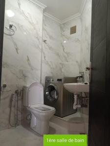 La salle de bains est pourvue de toilettes et d'un lavabo. dans l'établissement CASA SANYA RMEL Tetouane, à Tetouan
