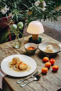 a table with a plate of food and a lamp at Heurigenhof Bründlmayer in Langenlois